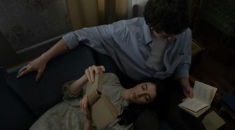 Mulher pensativa no sofá representando os sinais de que ele não está a fim.