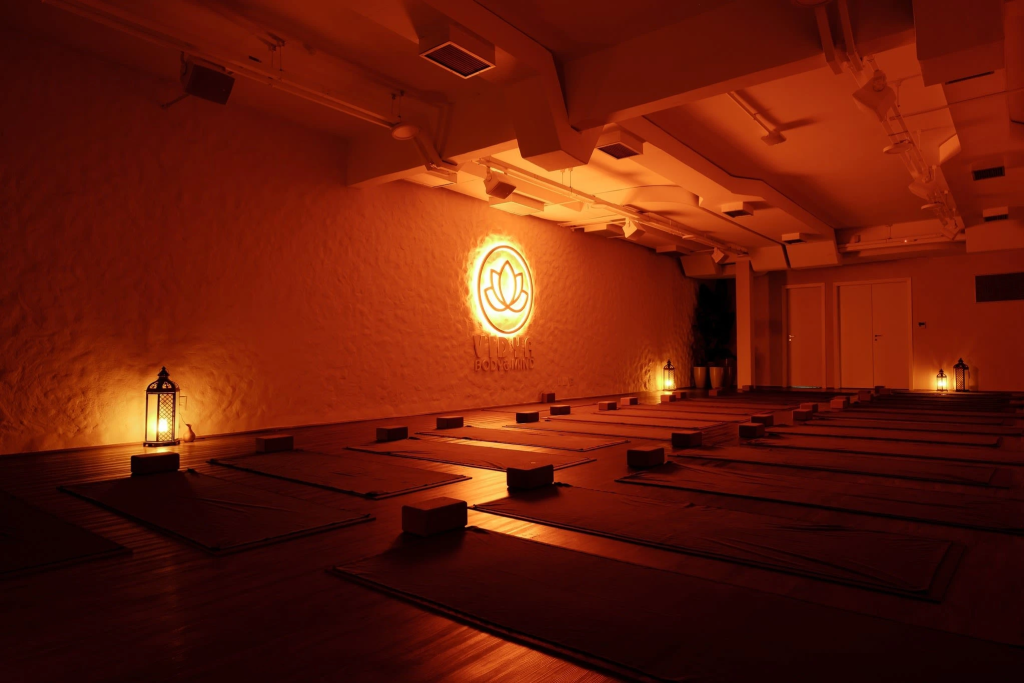 Interior da sala aquecida do Vidya Studio, preparada com tapetes para a prática de Hot Yoga. Use o cupom Vidya para conhecer.
